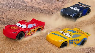 Spielspaß für Kinder McQueen baut eine Rennstrecke Video mit Spielzeugautos auf Deutsch [upl. by Heinrich]