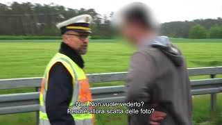 Scattano foto dellincidente e il poliziotto li multa quotCè un morto guardalo se hai coraggioquot [upl. by Uhn]