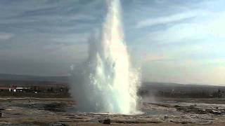 Triple éruption du geyser islandais Strokkur [upl. by Sirrap]