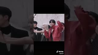 kpop lisaceline bts celine blackpinklalisadancechallenge taekookfunnydubbing taekookdubbing [upl. by Hough904]