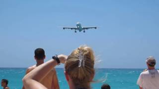 Saint Martin Spectaculaire atterrissage davion  Maho Bay Aéroport Juliana Princess [upl. by Annaitat127]