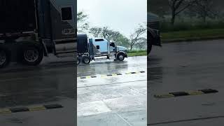 Aunque llueva o truene aquí seguimos nuestra ruta tractomulas trailerosdelmundo kenworth [upl. by Einahpehs]