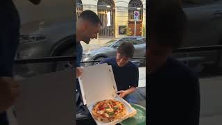 Consegna speciale per Antonio Conte spunta una pizza quotForza Napoli semprequot [upl. by Base]