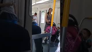 Una mujer cuestionó a una madre que dejaba llorar a su bebé en el tren y se hizo viral [upl. by Starinsky604]