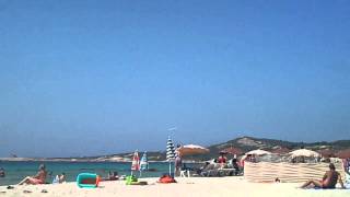 Un avion survole en rase motte une plage de Calvi en Corse [upl. by Anayk14]