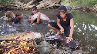 Wow 18kg Catfish Catching Big Fish and Cooking for jungle food PrimitiveSurvivalSkillss [upl. by Dleifyar]