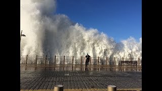 Paseo Nuevo San Sebastian Donostia 17 enero 2018 grandes olas [upl. by Dominy]