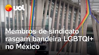 Membros de sindicato rasgam bandeira LGBTQI no México vídeo mostra momento [upl. by Hanser]