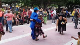 OTRA VEZ SEÑORA DE 80 AÑOS BAILANDO  PLAZA DE ARMAS DE TORREÓN COAHUILA [upl. by Nerha]