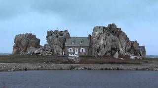 LA MAISON ENTRE LES ROCHERS DE PLOUGRESCANT Côtes dArmor [upl. by Batchelor924]