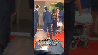 Il bel gesto di Asia Argento nei confronti di Pasqualino un fan speciale sul red carpet di Venezia [upl. by Tailor569]