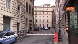 Mario Draghi lascia Palazzo Chigi in auto dopo lincontro con la premier Giorgia Meloni [upl. by Cirda905]