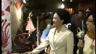 Chinese first lady Peng Liyuan visits Indonesian cultural organization in Jakarta [upl. by Laurentia269]