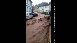 Unglaublich Schlammwassermassen rauschen durch HochstättenKreuznach [upl. by Enylodnewg]