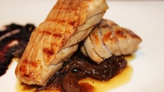 Ventresca de atun marinado al Pedro Ximenez y cebolla caramelizada con mermelada de zarzamora [upl. by Mulderig433]