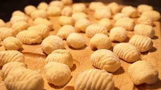 Selbst gemachte Gnocchi mit einer KnoblauchSahneSauce [upl. by Rinaldo]