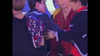 170119 SEOUL MUSIC AWARDS  EXO WINNING DAESANG AND THEIR GROUP HUG [upl. by Thera]