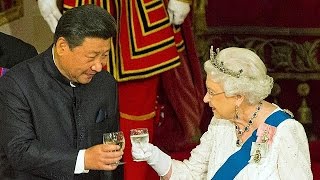 La Reine Elizabeth II surprise par une caméra  elle critique la délégation officielle chinoise [upl. by Immat]