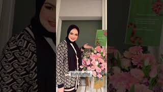 Siti Nurhaliza Lepas Konsert Terima Makanan amp Bunga [upl. by Elleirad]