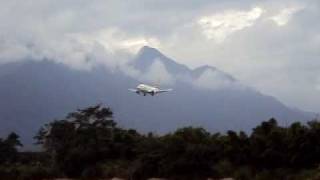 737300 Cayman Airways Landing in La Ceiba Honduras [upl. by Siouxie]