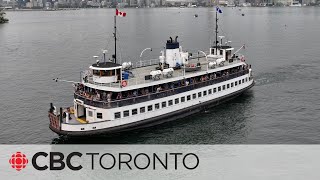 Torontonians frustrated at long lines for island ferry [upl. by Kirk]