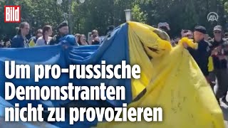 Momente der Schande Berliner Polizei rollt UkraineFlaggen ein  Gedenken an Weltkriegsende [upl. by Nileuqaj475]