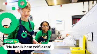 Blinde en slechtziende kinderen maken chocoladeletters in braille [upl. by Okiruy]