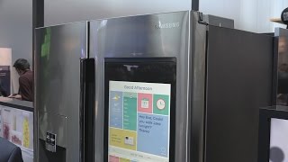 Le frigo connecté de Samsung  CES 2016 [upl. by Aloivaf979]