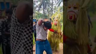 ഓടിയ വഴിക്ക് പുല്ലും മുളച്ചില്ല എന്ന കേട്ടത്😂theyyam theyyamkerala theyyamsongs tulunad maari [upl. by Bullion]