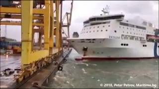 Ferry van GNV ramt containerkraan in Barcelona [upl. by Fuhrman]