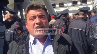 Report TV  Dhuna protestuesitRamës Mos luaj me zjarrin Turp të kesh hajde këtu [upl. by Idnor]