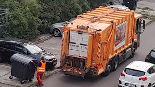 kommunaler Müllwagen in Halle Saale leert die blaue Tonne [upl. by Aniale127]