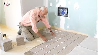 Poser du carrelage au sol dans une salle de bains  Tuto bricolage avec Robert [upl. by Rundgren813]