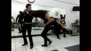 Asi baila Cumbia IMPRESIONANTE Centenerio Mario y Yaya [upl. by Okikuy435]