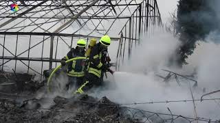 Großeinsatz der Feuerwehr in Waldfeucht  Gewächshaus und Wohnwagen in Flammen [upl. by Manard135]