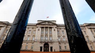 Man arrested after crashing vehicle into Buckingham Palace [upl. by Waverly216]