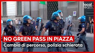 Milano nuovo sabato di proteste No Green Pass polizia schierata manifestanti deviano dal percorso [upl. by Pathe961]