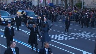 Investiture  Barack et Michelle Obama sortent de voiture pour saluer la foule  2101 [upl. by Aihsemek]