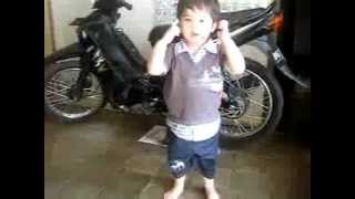 Hoofd Schouders Knie En Teen sung by an Indonesian little kid [upl. by Nrehtak]