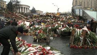 Place Maïdan à Kiev des mausolées improvisés [upl. by Nonnahsed]