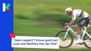 Toeschouwer gooit petje naar wiel Mathieu Van der Poel [upl. by Boland]