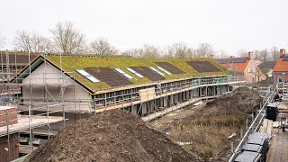 Uniek in Nederland 40 woningen voorzien van hellende groene daken met zonnepanelen [upl. by Buerger733]