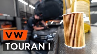 Hoe een oliefilter en motorolie vervangen op een VW TOURAN 1 1T3 HANDLEIDING AUTODOC [upl. by Ellenrahs]