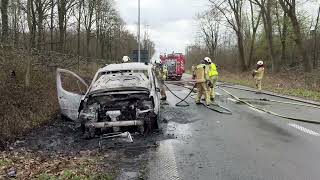 Kleine bestelwagen volledig uitgebrand op afrit E40 in Oostkamp [upl. by Agnizn]