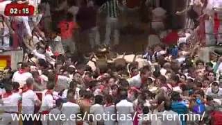 San Fermín 2013 Un tapón humano en la plaza complica el séptimo encierro de San Fermín [upl. by Wengert191]