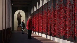 Australians pay their respects on Remembrance Day [upl. by Darum811]