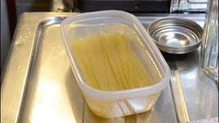 電子レンジでパスタをゆでる方法 How to boil pasta using a microwave oven [upl. by Ahtamat]