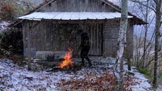 Best Abandoned House Hiding video of 2024Hiding in Abandoned Log Cabin in Heavy Snow and Heavy Rain [upl. by Airdnala]