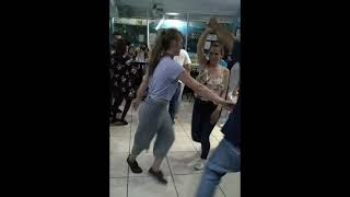 Mexicano bailando con Dos Chicas Alemanas 🇲🇽🇩🇪 Aprendiendo mi Estilo esMicky03 🎵🎹🎹🎶 [upl. by Semaj]