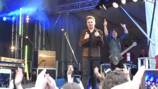 Toploader  Dancing in the Moonlight  Darwen Live 2016 [upl. by Agnella]